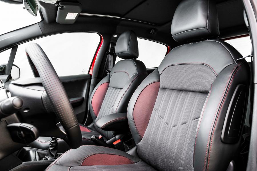 Интерьер Peugeot 208 GT 2016 года  (LA) (фото 15 из 25)